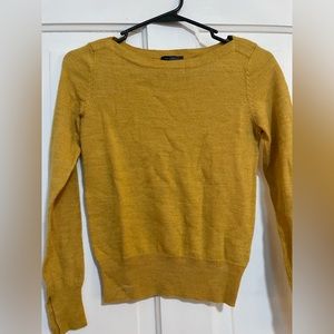 The limited mustard sweater size XS
